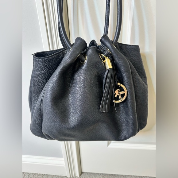 MK Michael Kors Nicole large bucket bag pebbled black leathered brass hardware - Picture 2 of 8